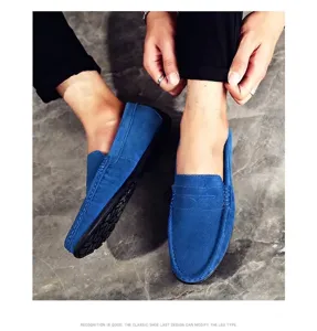 Vue détaillée de mocassins en daim bleu pour hommes au design classique sans lacets