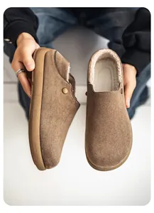 Gros plan de sabots en daim marron pour hommes avec doublure en polaire chaude et semelle