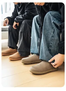 Gros plan de sabots pour hommes en daim de haute qualité en kaki et taupe pour l'automne.