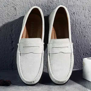Mocassins en daim blanc cassé pour hommes avec détail penny et semelle plate