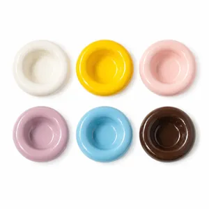 Seis cuencos de cerámica de colores con forma de bagel para perros y gatos en blanco