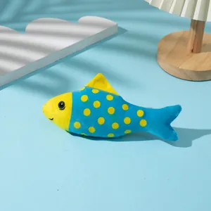 Dettaglio macro di un giocattolo a forma di pesce in peluche blu e giallo su blu