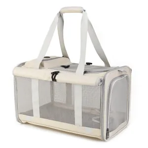 Detalle de transportín plegable beige para mascotas con ventanas de malla
