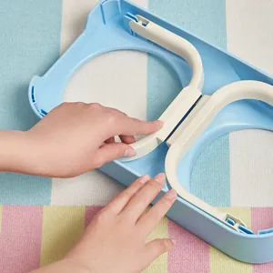 Opvouwbare blauwe en crème plastic standaard voor dubbele voerbakken op een gestreepte mat