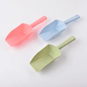Detalle de palas de plástico para comida de mascotas en rosa, azul y verde.