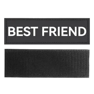 Detail eines abnehmbaren K9-Geschirraufnähers mit dem Text 'BEST FRIEND' und Klettverschluss