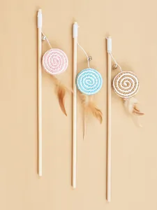 Detail van de houten interactieve kattenteaserstok met vlecht lolly en veren