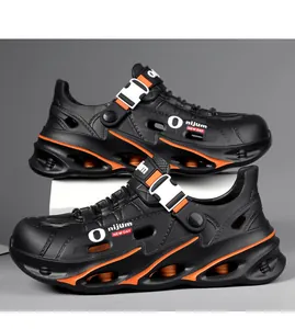Vue détaillée des sabots extérieurs noir et orange avec trous d'aération et boucle.