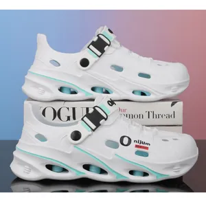 Détail de vue latérale de sabots respirants blancs pour hommes avec accents turquoise.