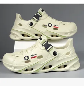 Gros plan de chaussures à trous beiges respirantes avec sangles à boucle réglables.