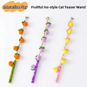 Bacchetta per Gatti Giocattolo Con Manico in Legno Peluche Palline di Feltro Frutta Campanella per Gatti da Interno Interattivo