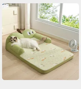 Schattige huisdiersofabed in avocadovorm met een kat die in een woonkamer rust