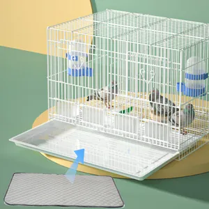 Detalle de un tapete absorbente lavable gris para bandeja de jaula de pájaros.