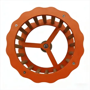Detailansicht eines orangefarbenen Papageien-Laufrads im Schiffsrad-Design.