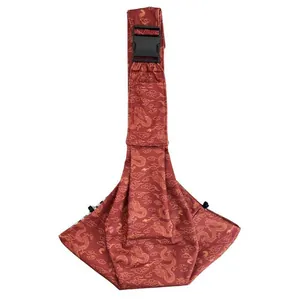 Detailansicht der roten Haustier-Tragetasche mit Drachenmuster und verstellbarem Gurt.