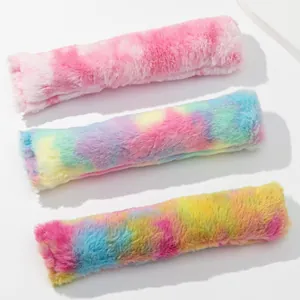 Detailansicht von drei bunten Tie-Dye Plüsch-Katzenminzekissen mit weicher Textur.