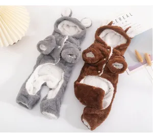 Dettaglio di tute in peluche per cani in grigio e marrone con cappuccio a orecchie di orso