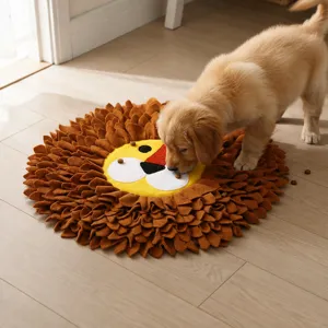 Detailansicht eines Golden Retriever Welpen, der die Löwen-Schnüffelmatte benutzt.