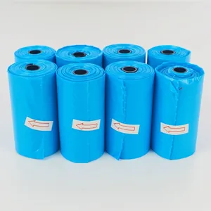 Set blauer auslaufsicherer Hundekotbeutel auf Rollen für die bequeme Reinigung im Freien.