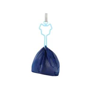 Sacchetto per deiezioni animali blu scuro appeso a una clip portatile azzurra chiara