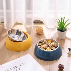 Zweiteiliges Futternapf-Set aus Edelstahl mit gelber Schrägbasis und blauem Napf