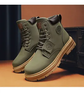 Vista lateral detallada de botas de trabajo altas verde oliva para hombre con cordones
