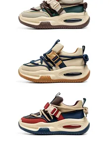 Vista lateral de tres elegantes zapatillas tipo chunky en varios colores modernos.