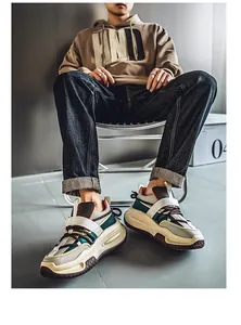 Primer plano de zapatillas chunky para hombre con suelas gruesas y paneles de colores