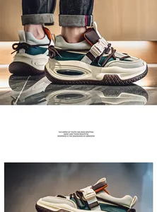 Vista detallada de la suela gruesa y el diseño de hebilla de estas zapatillas de exterior
