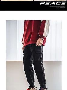 Vista detallada de zapatillas dad chunky de cuero impermeable en modelo con pantalón cargo