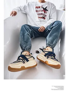 Modelo luciendo zapatillas chunky impermeables con correas azul marino en una bañera blanca