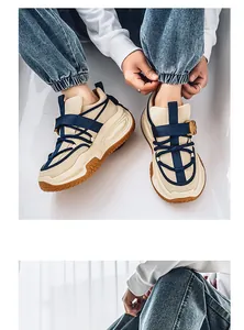 Vista detallada de zapatillas chunky color crema con suela gruesa y tiras azul marino