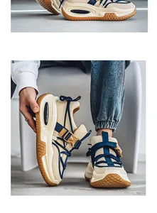 Vista detallada de zapatillas chunky de cuero crema y marino con una suela de goma gruesa