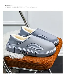 Nahaufnahme grauer Herren-Hausschuhe für den Winter mit flauschigem Fleecefutter.