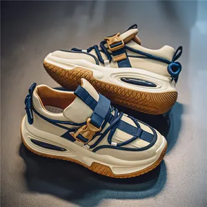 Waterdichte outdoor chunky dad-sneakers met leren afwerking en marineblauwe accenten