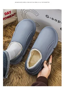 Detailansicht der blauen Winter-Hausschuhe für Herren mit warmem Fleece-Innenfutter.