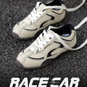 Flache Retro-Sneaker im Bundeswehr-Trainer-Stil in Creme und Schwarz für den Sommer