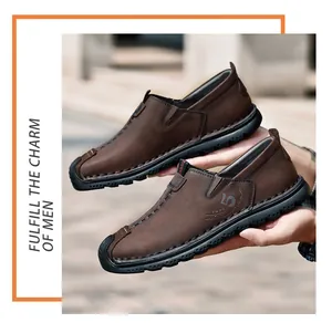 Dettaglio delle cuciture artigianali su scarpe casual da uomo marroni in stile britannico