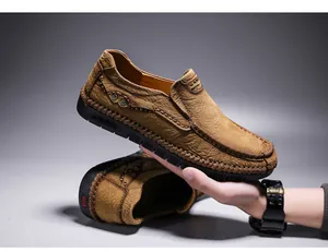Detailopname van handgestikte textuur en zacht leer op bruine herenloafers van premium.