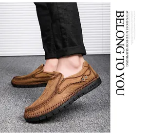 Macro-weergave van bruine handgenaaide echt leren herenloafers met zwarte rubberen zool