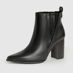 Zijaanzicht van elegante zwarte Chelsea boots met spitse neus en blokhak