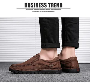 Zijaanzicht van handgenaaide bruine leren loafers voor heren met zachte zool