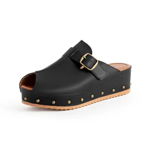 Détails de sandales noires à plateforme à bout ouvert avec rivets et boucle dorée