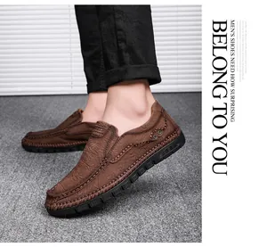 Detailopname van bruine handgestikte leren herenloafers met zachte getextureerde afwerking