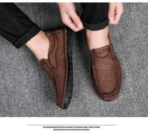 Detailweergave van bruine leren loafers met handgestikte naden en een zachte zool.