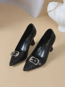 Détail d'escarpins élégants noirs à motif crocodile avec des boucles en argent
