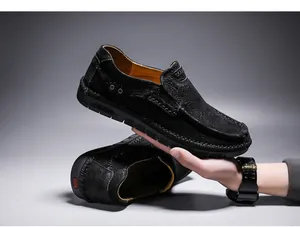 Detailopname van handgestikte zwarte lederen loafers met premium rundlederen textuur