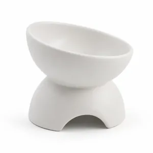 Minimalistischer erhöhter weißer Keramik-Napf mit schrägem Mund für Hunde und Katzen