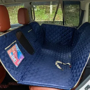 Housse de siège auto matelassée pour chien avec poche tablette et fenêtre en filet mesh.