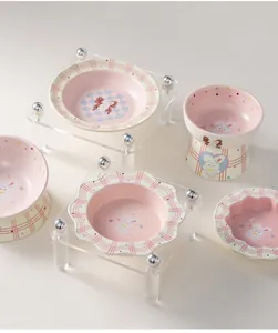 Vista dettagliata di ciotole in ceramica rosa per animali con disegni di coniglio.